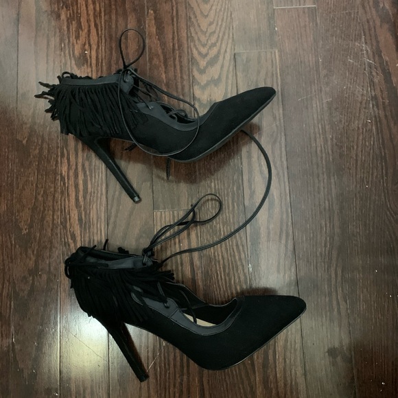 Revamped Faux Suede Chic Flattering Lace Up Fringe Pump - Picture 2 of 8